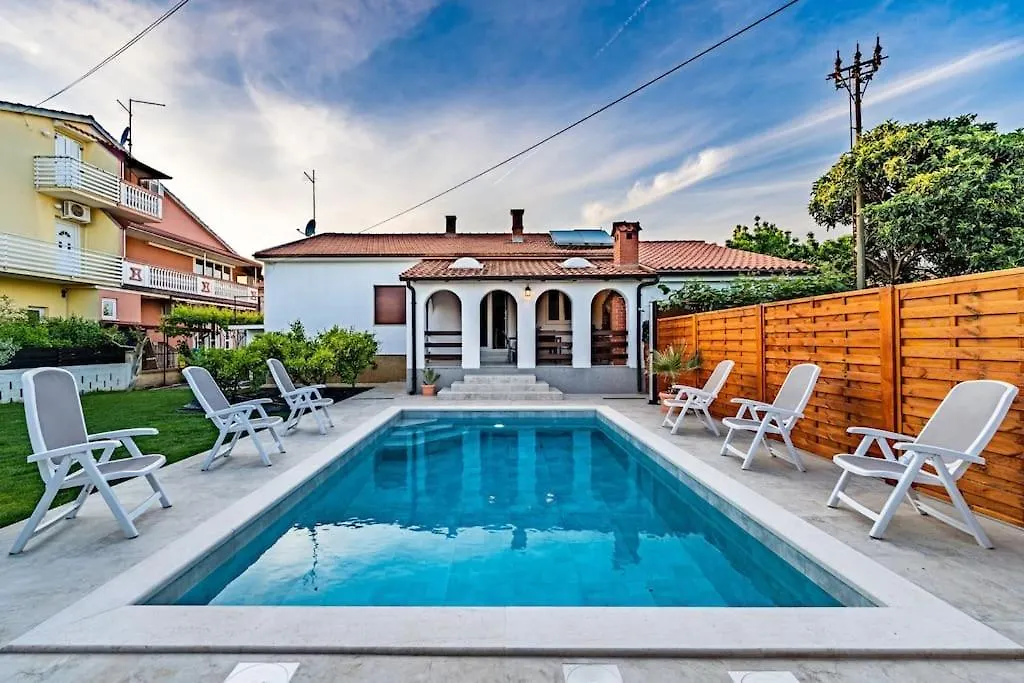 法扎纳House With Private Pool 150 M From Sea!别墅